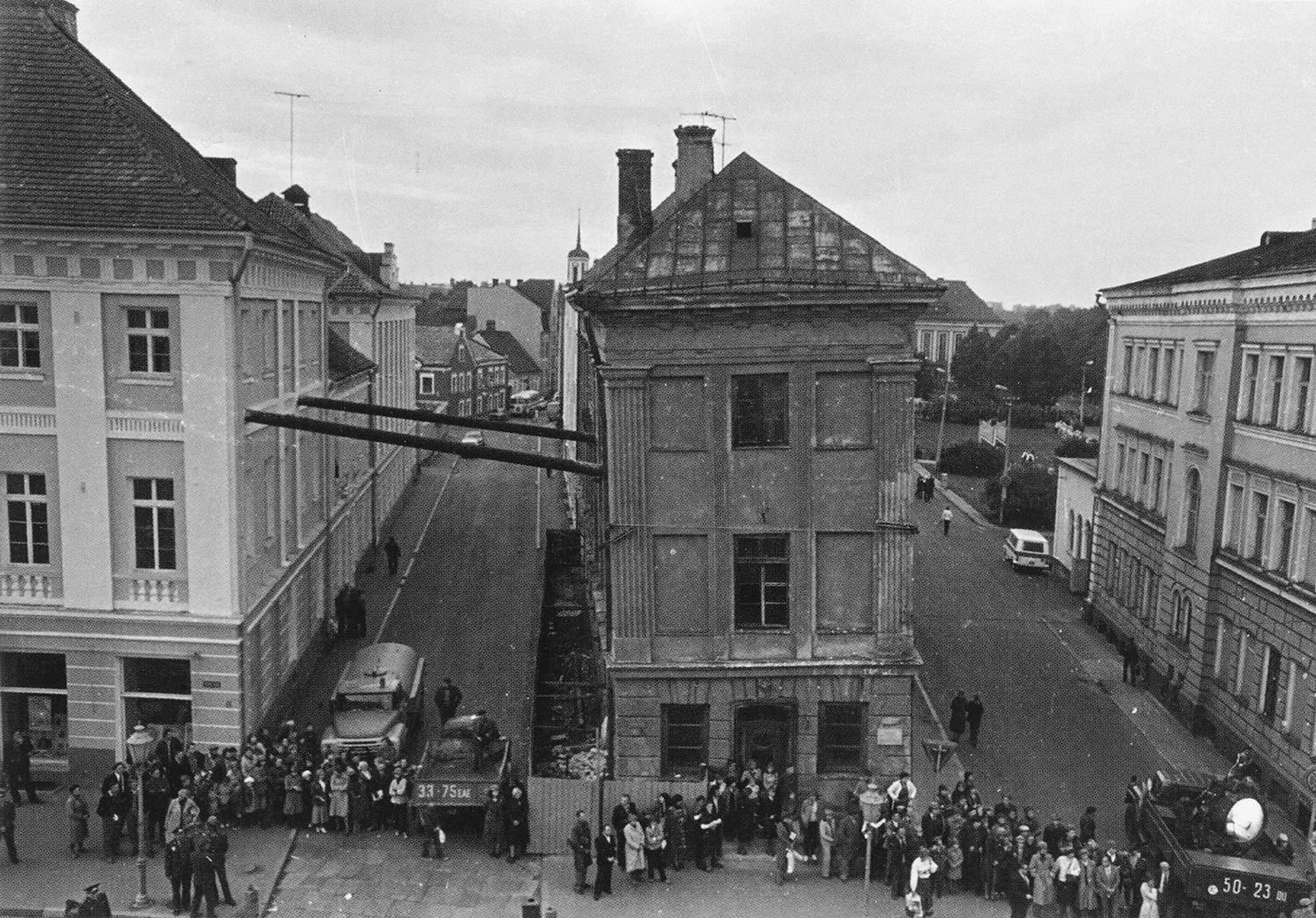 Поезд тарту. Падающий дом в Тарту. Кривой дом Тарту. Tartu 1960 год. Советский Тарту.